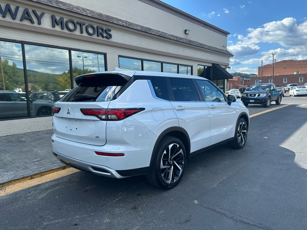 2024 Mitsubishi Outlander SE Black Edition S-AWC photo 2
