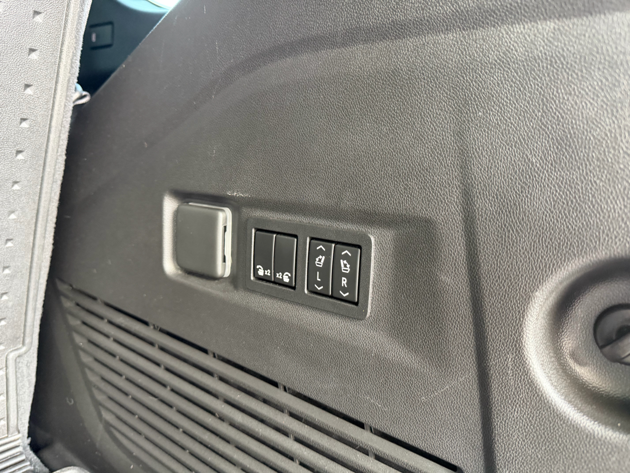 Chevrolet Tahoe 4WD 4dr High Country 2021