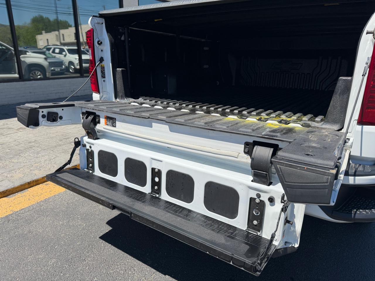 Chevrolet Silverado 1500 4WD Crew Cab 147" Custom 2023