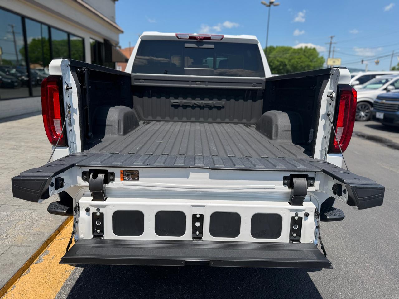 GMC Sierra 1500 4WD Crew Cab 147" Denali 2024