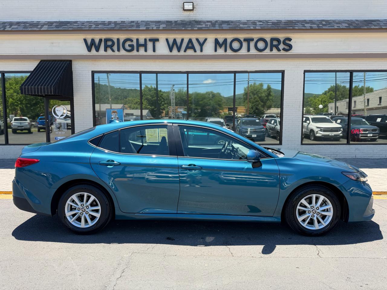 Toyota Camry Hybrid SE 2025