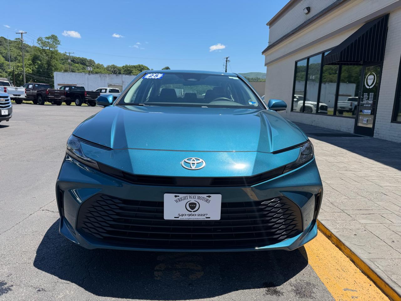 Toyota Camry Hybrid SE 2025
