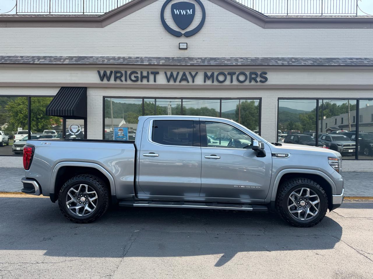 GMC Sierra 1500 4WD Crew Cab 147" SLT 2023