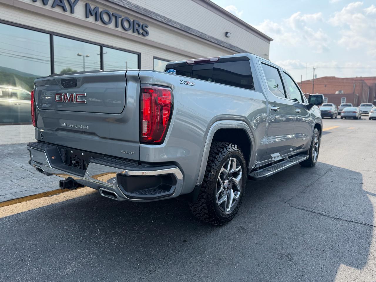 GMC Sierra 1500 4WD Crew Cab 147" SLT 2023