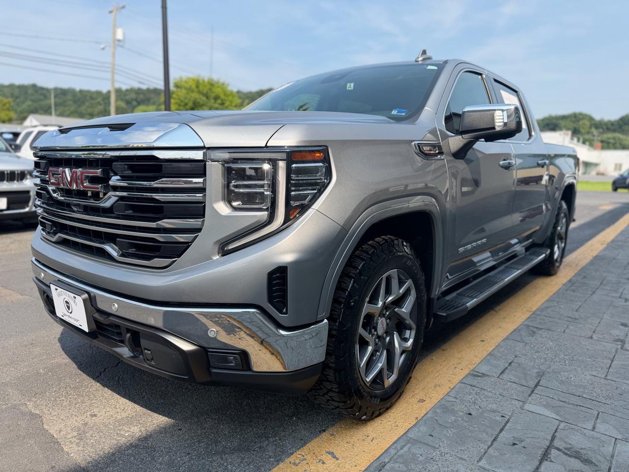 GMC Sierra 1500 4WD Crew Cab 147" SLT 2023