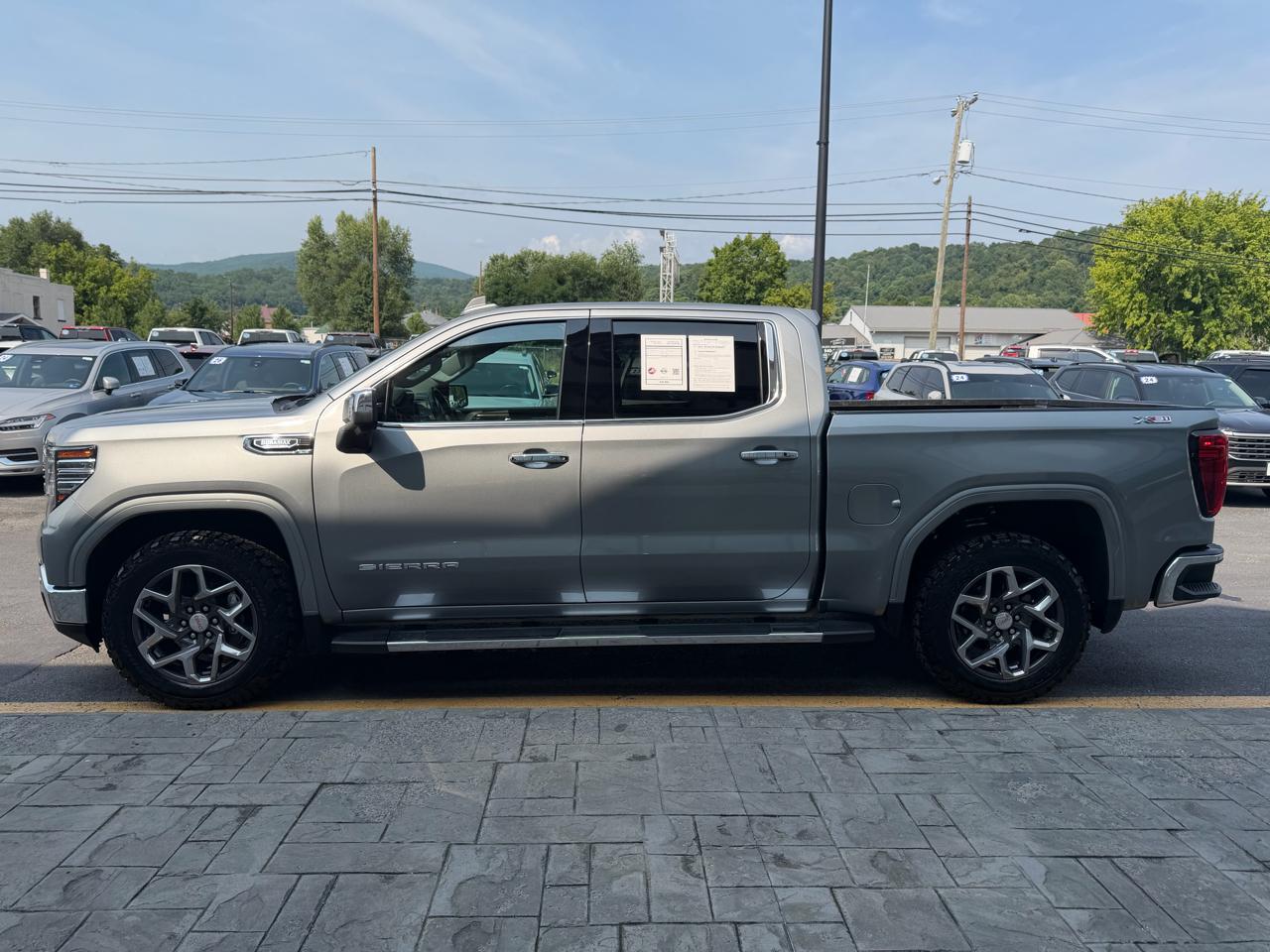 GMC Sierra 1500 4WD Crew Cab 147" SLT 2023