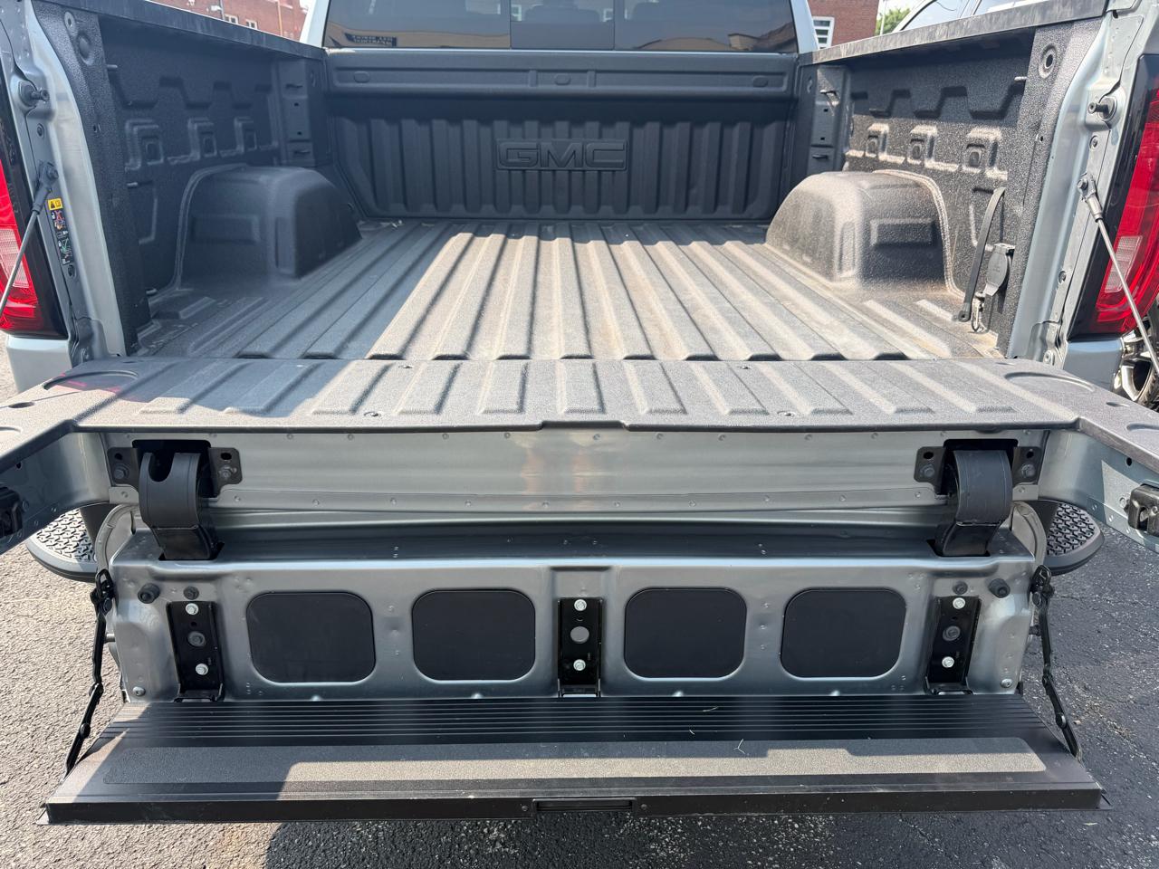 GMC Sierra 1500 4WD Crew Cab 147" SLT 2023