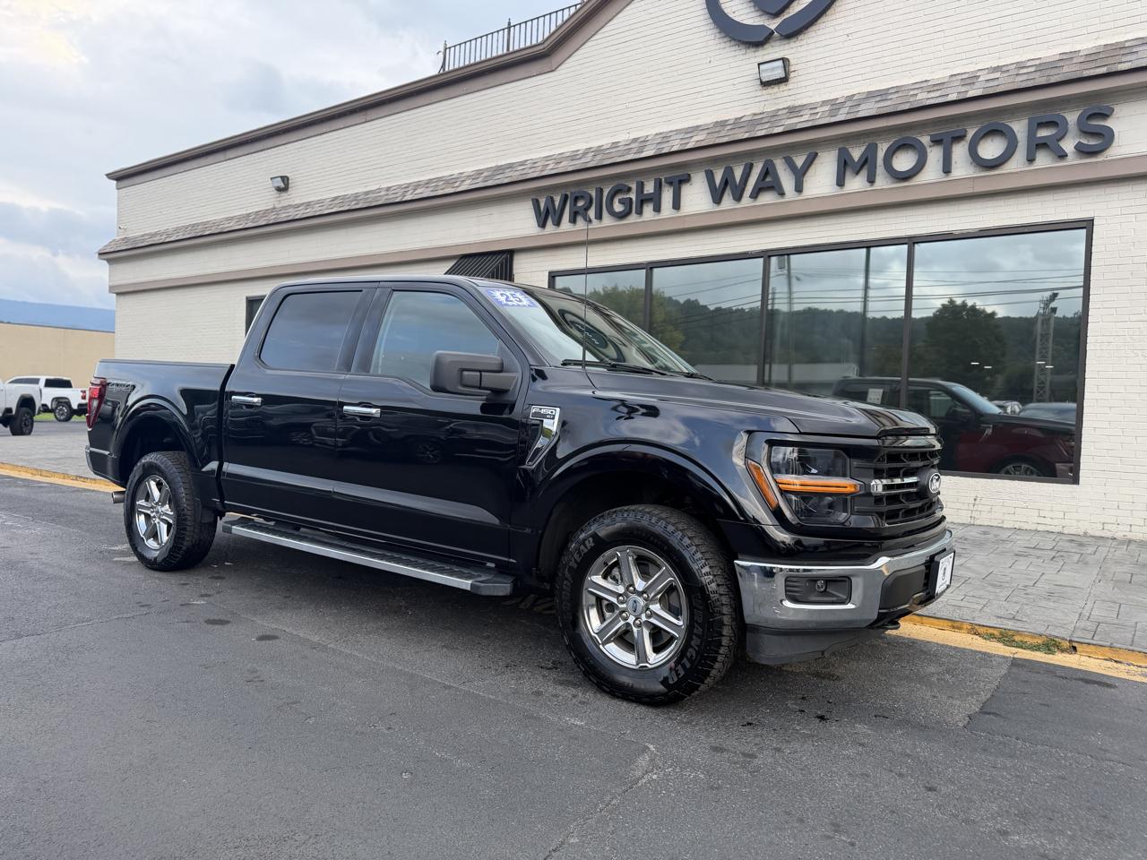 2025 Ford F-150 4WD SuperCrew 145" XLT