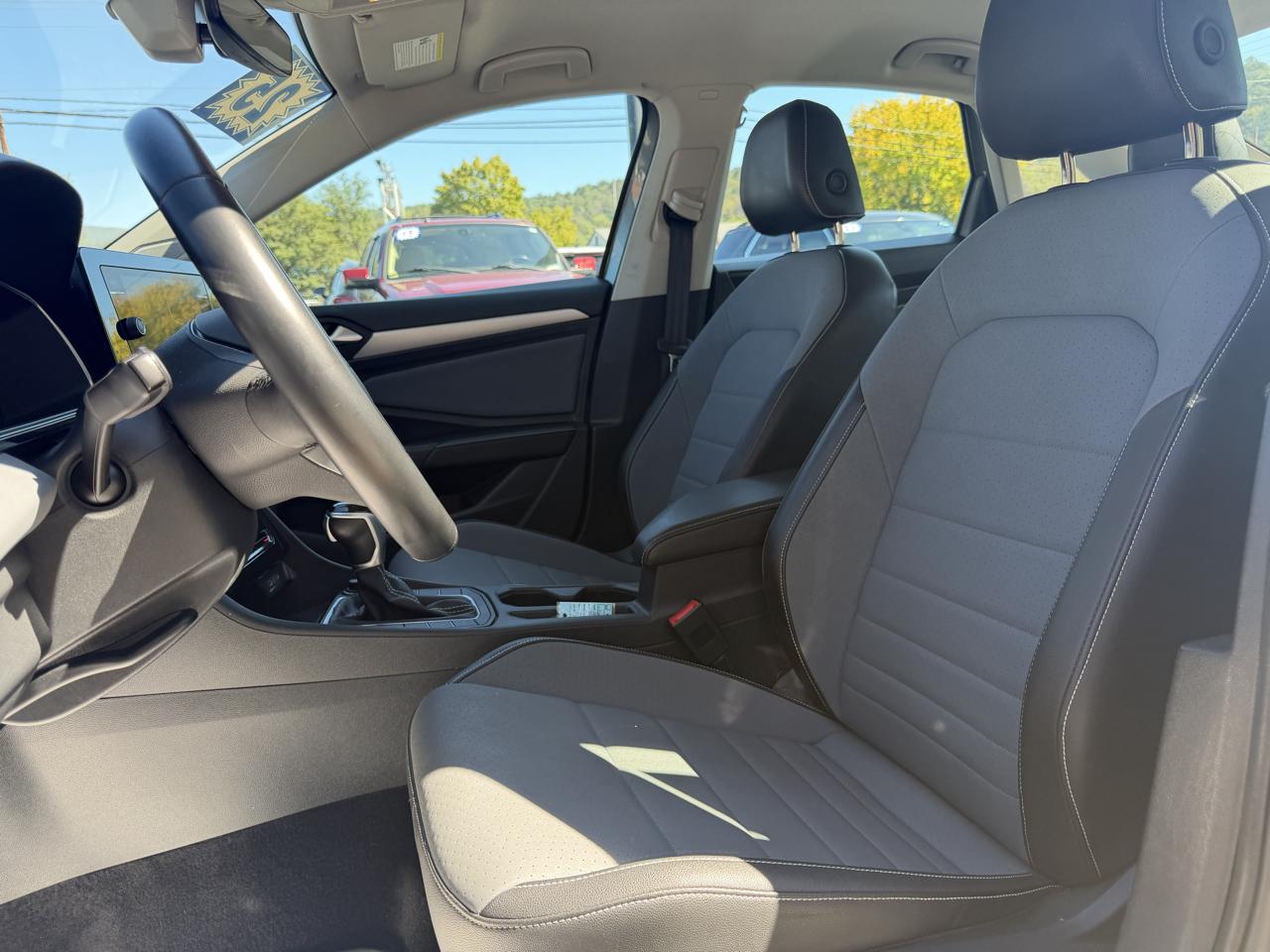 Volkswagen Jetta SE Auto 2025