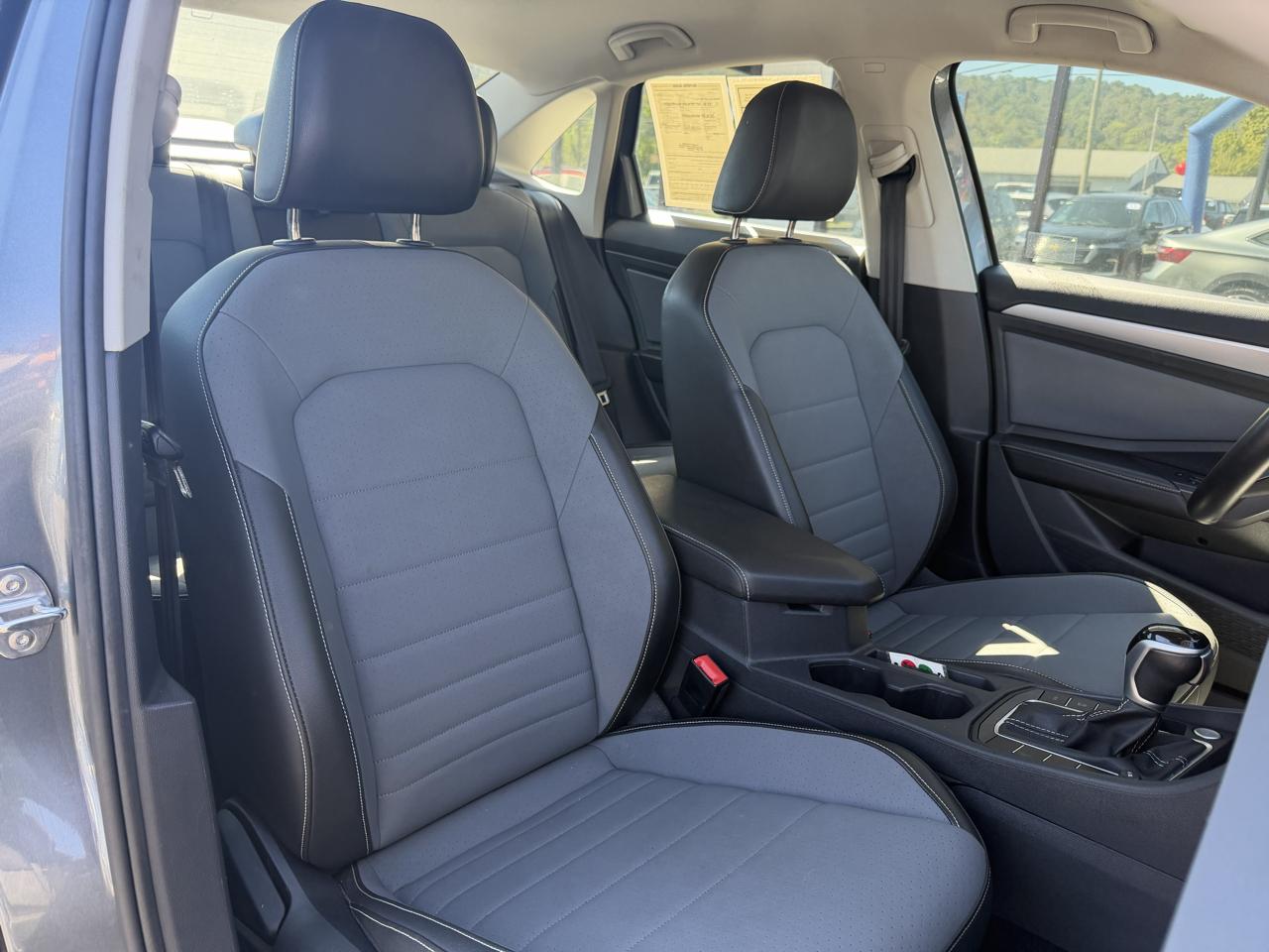Volkswagen Jetta SE Auto 2025