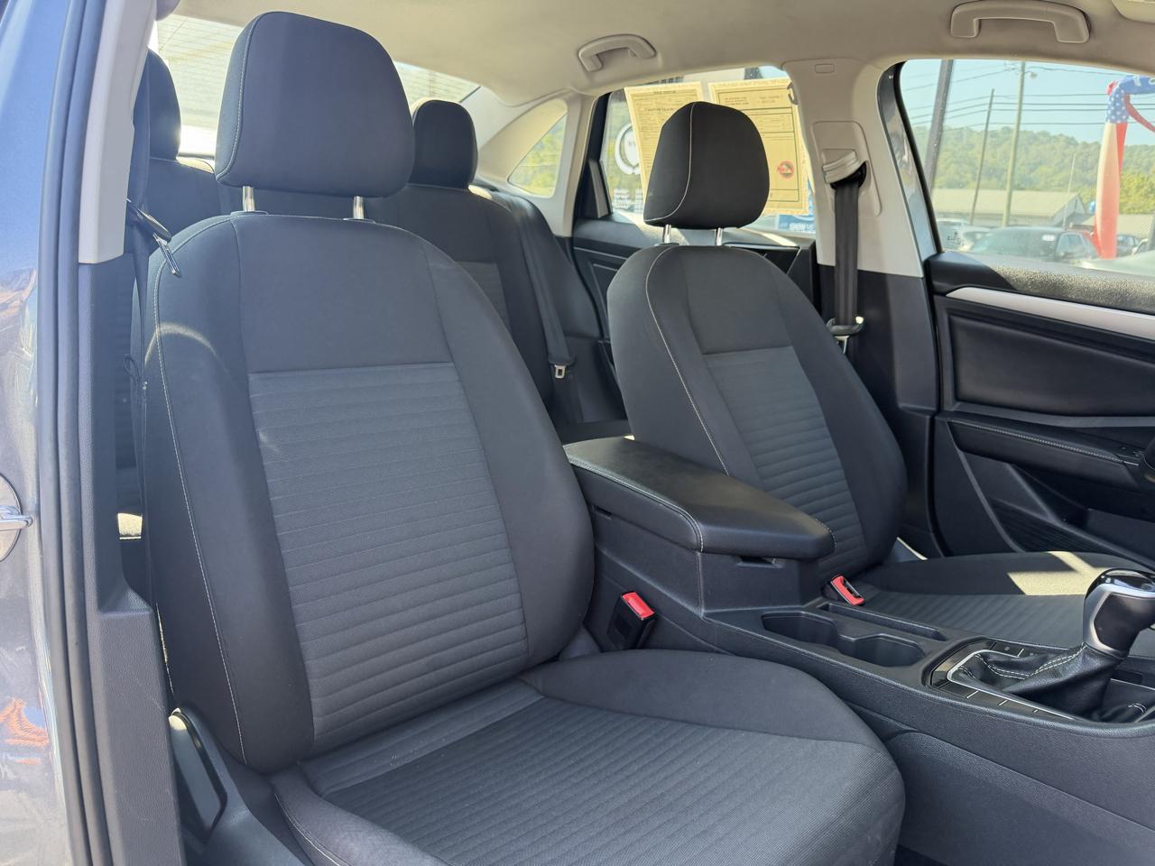 Volkswagen Jetta S Auto 2024