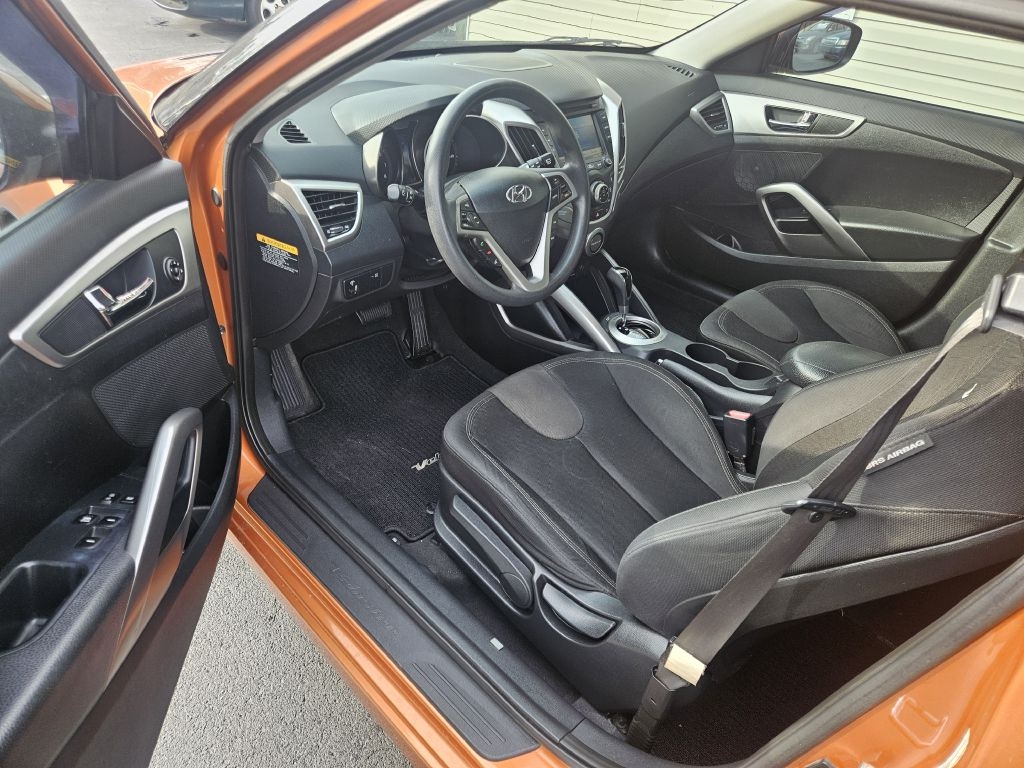 Hyundai Veloster Base 2012