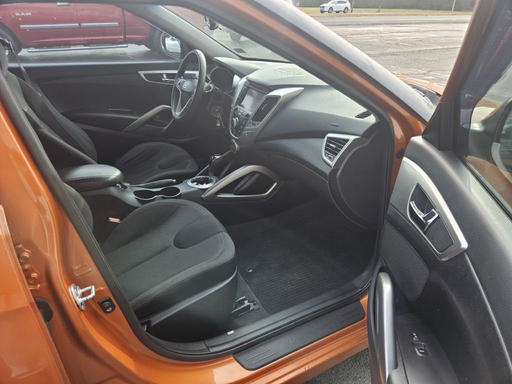 Hyundai Veloster Base 2012