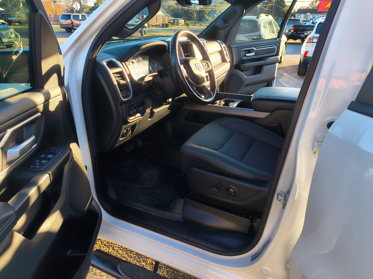 RAM 1500 Big Horn 4x4 Crew Cab 5'7" Box 2022