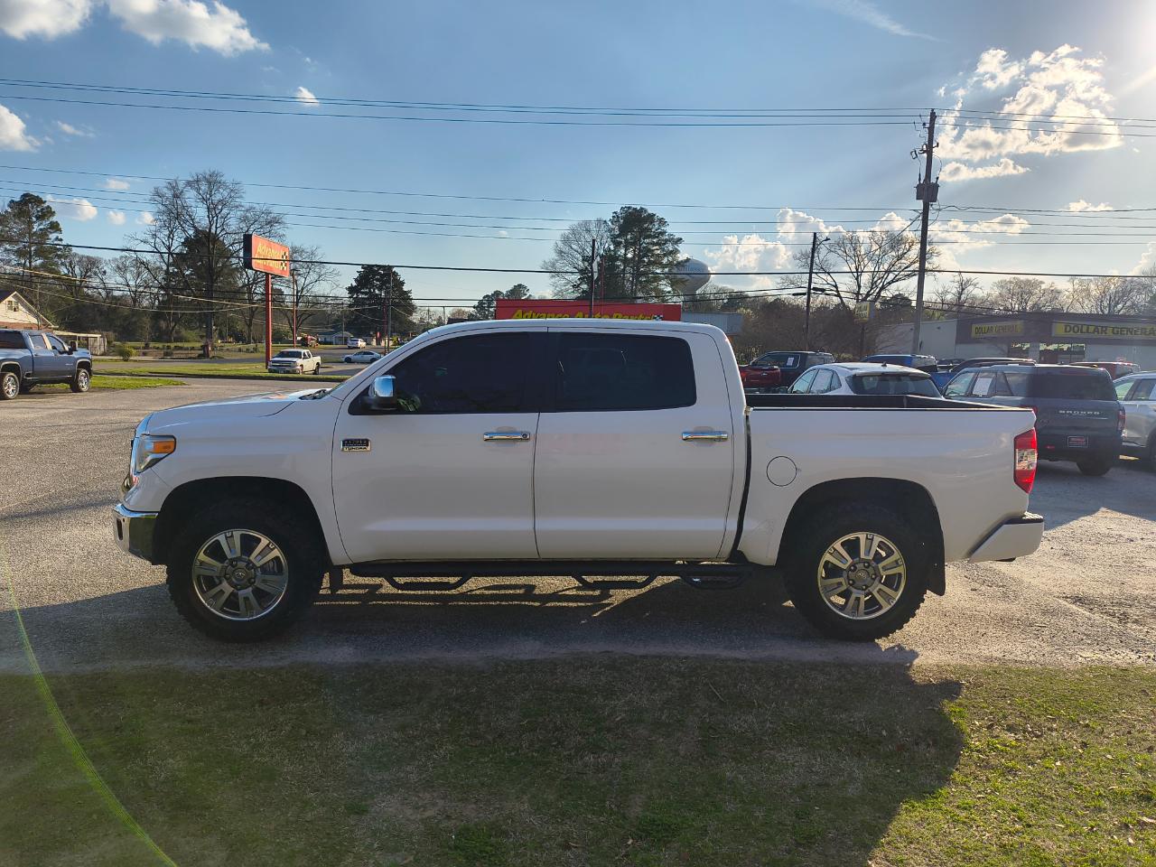 Toyota Tundra 4WD Truck CrewMax 5.7L FFV V8 6-Spd AT Platinum (Natl) 2016