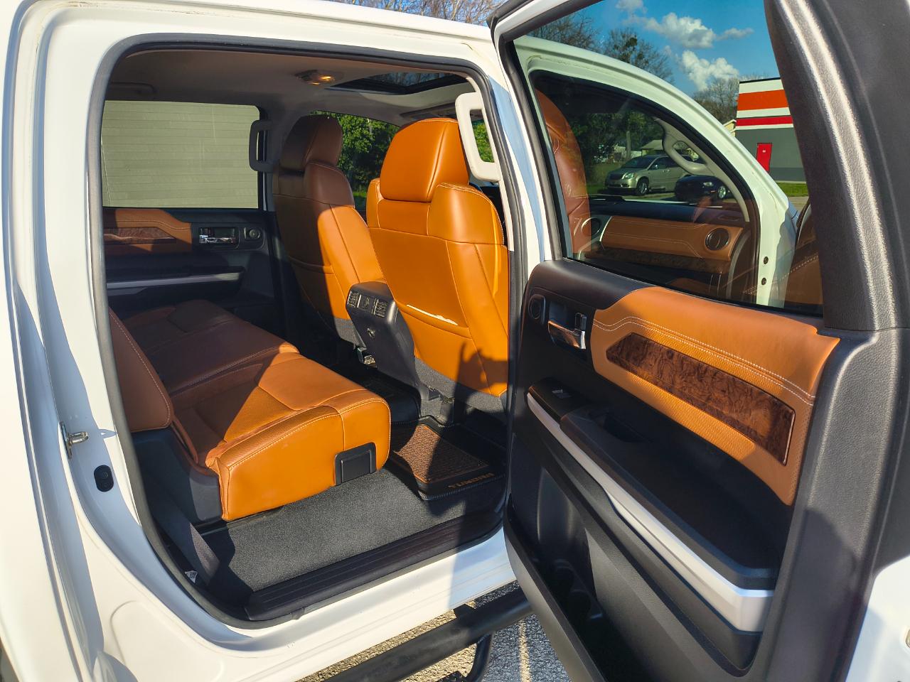 Toyota Tundra 4WD Truck CrewMax 5.7L FFV V8 6-Spd AT Platinum (Natl) 2016