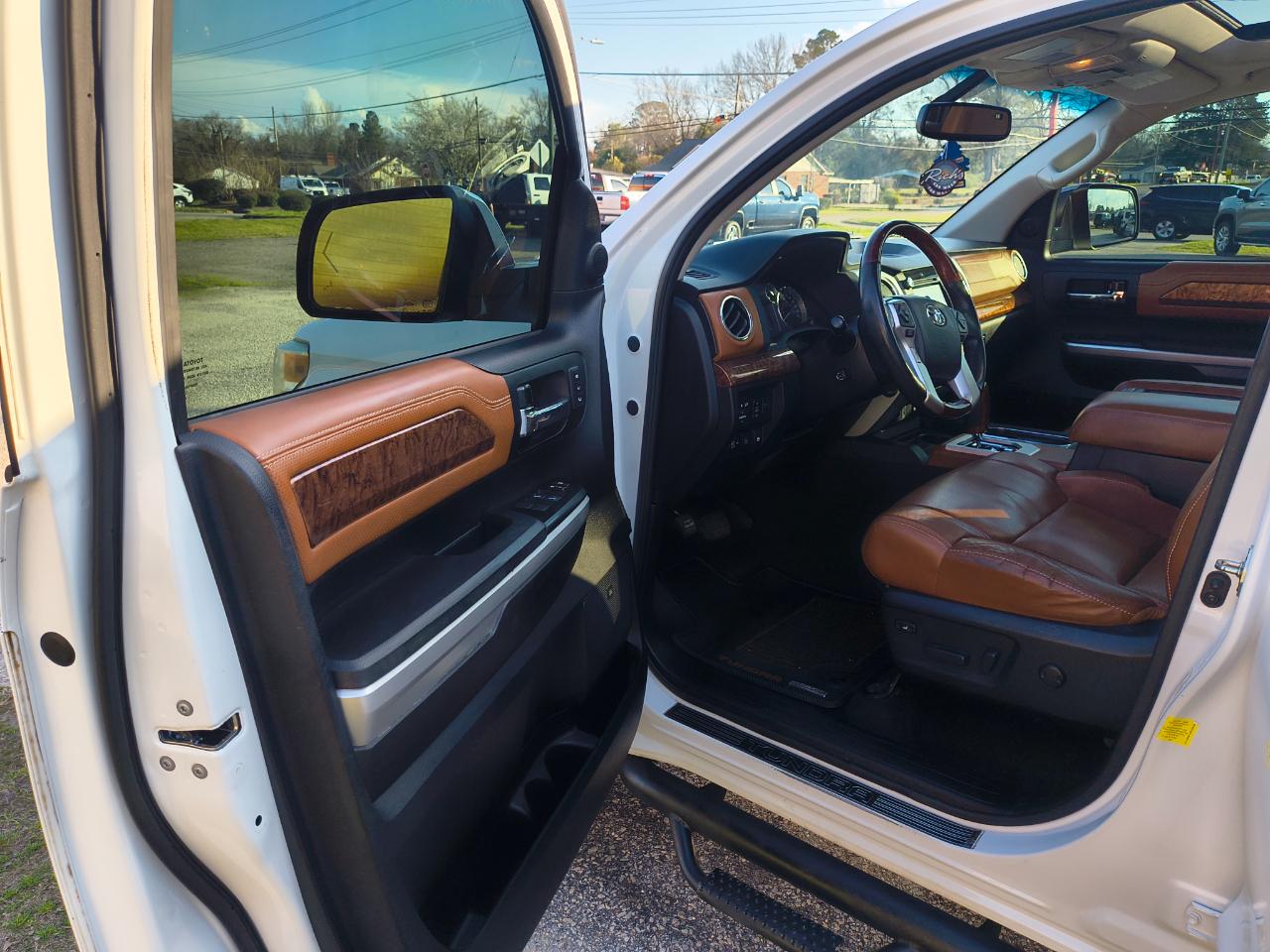 Toyota Tundra 4WD Truck CrewMax 5.7L FFV V8 6-Spd AT Platinum (Natl) 2016