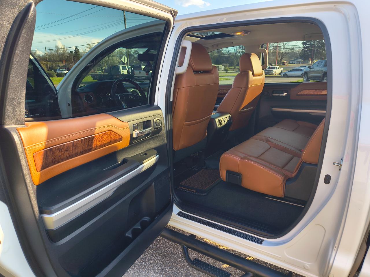 Toyota Tundra 4WD Truck CrewMax 5.7L FFV V8 6-Spd AT Platinum (Natl) 2016