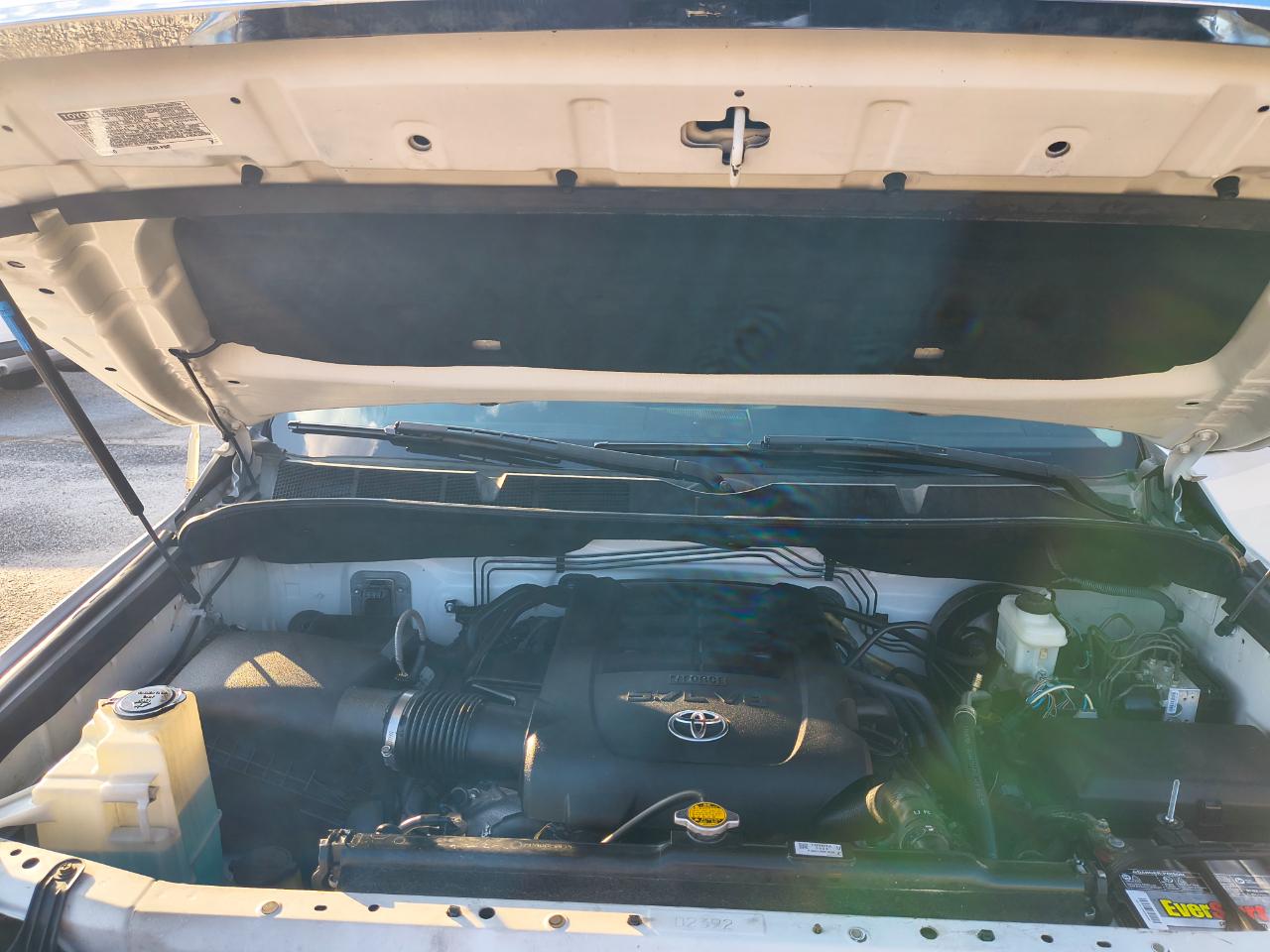 Toyota Tundra 4WD Truck CrewMax 5.7L FFV V8 6-Spd AT Platinum (Natl) 2016