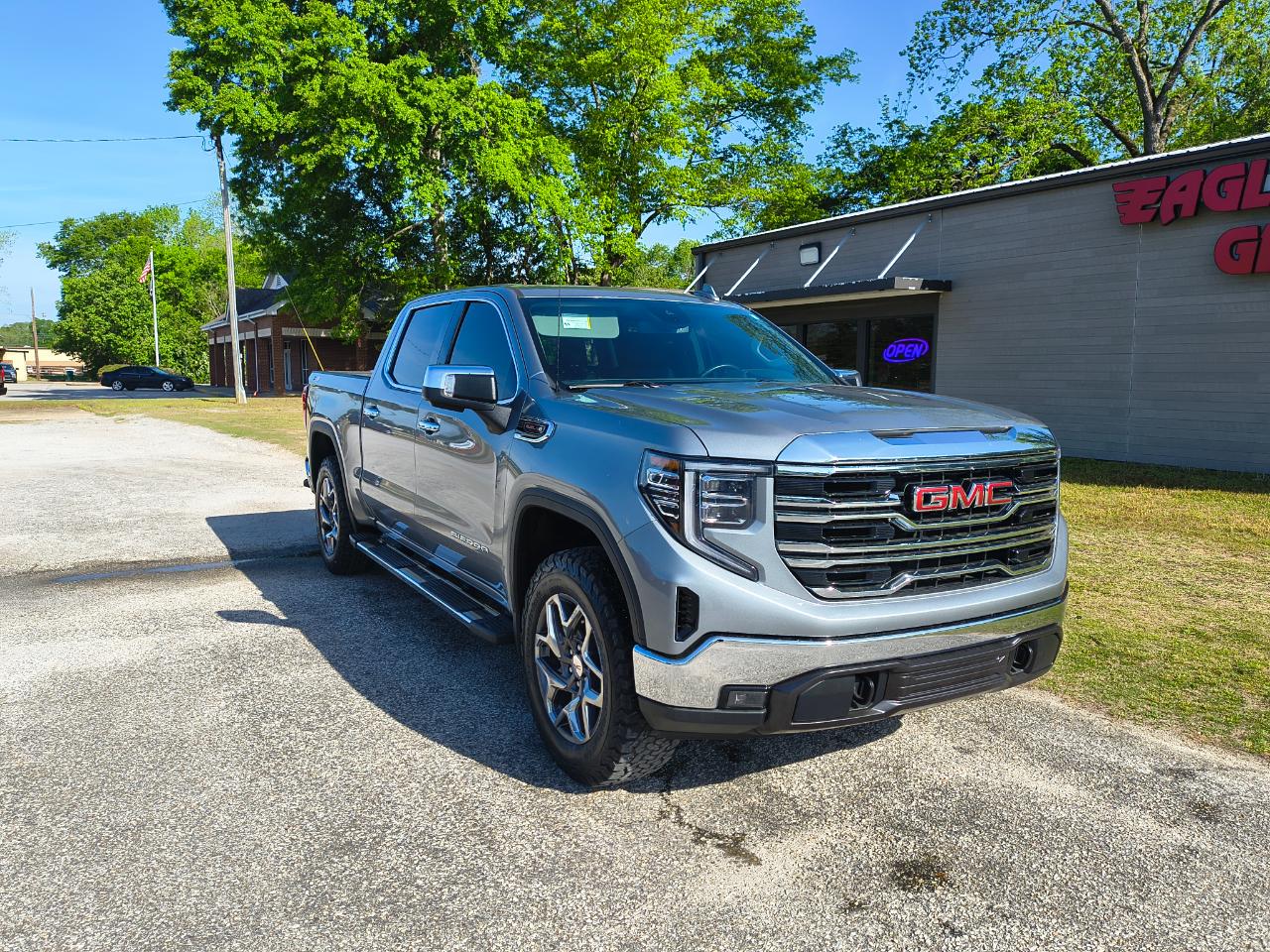 GMC Sierra 1500 4WD Crew Cab 147" SLT 2023