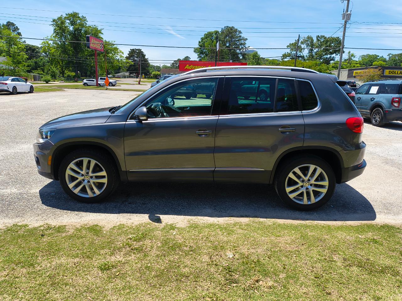 Volkswagen Tiguan 2WD 4dr Auto SE w/Sunroof & Nav 2013
