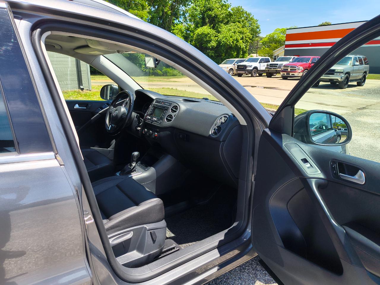 Volkswagen Tiguan 2WD 4dr Auto SE w/Sunroof & Nav 2013