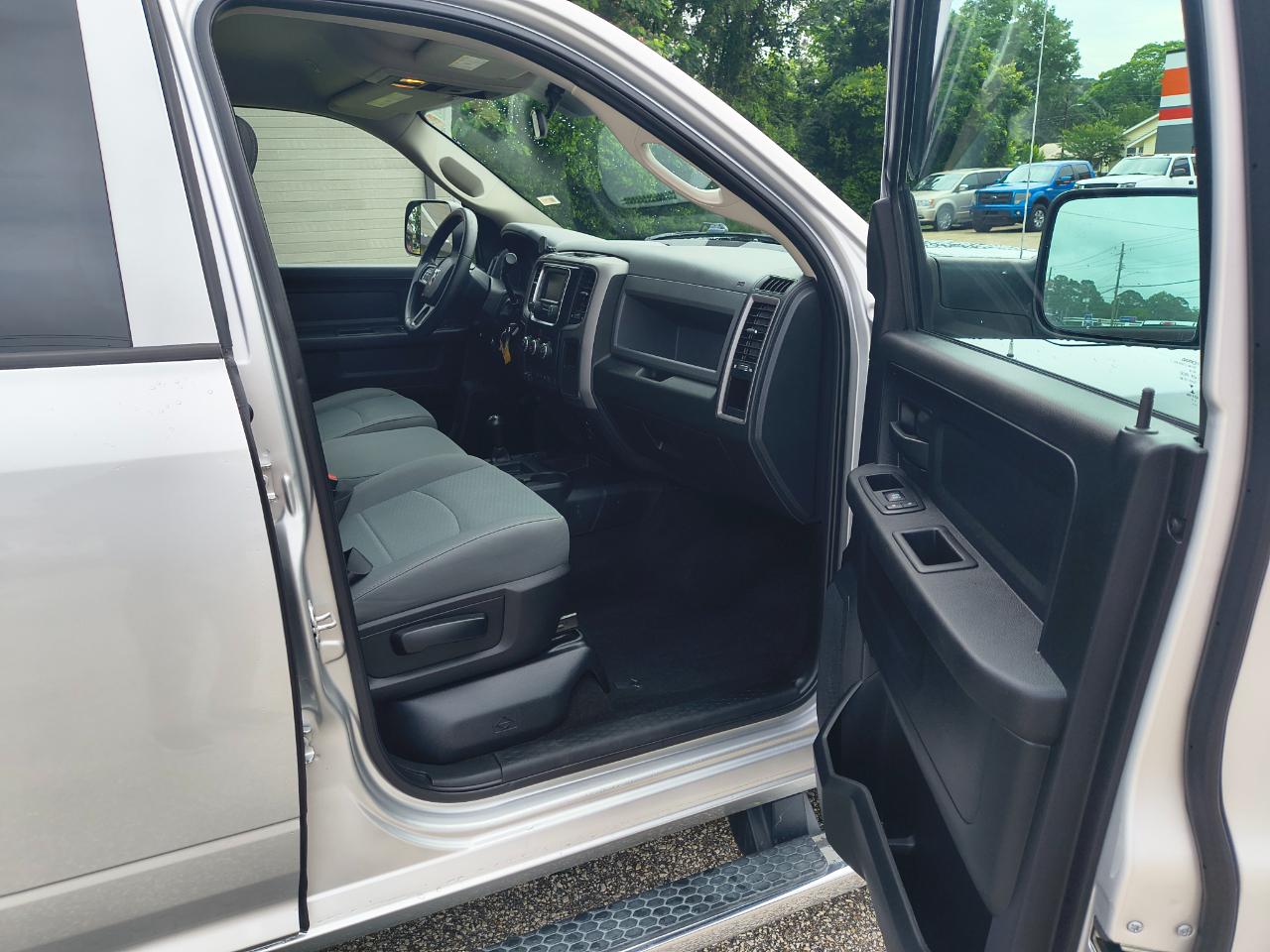 RAM 2500 Tradesman 4x4 Crew Cab 6'4" Box 2017