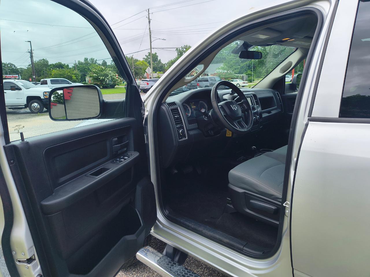 RAM 2500 Tradesman 4x4 Crew Cab 6'4" Box 2017