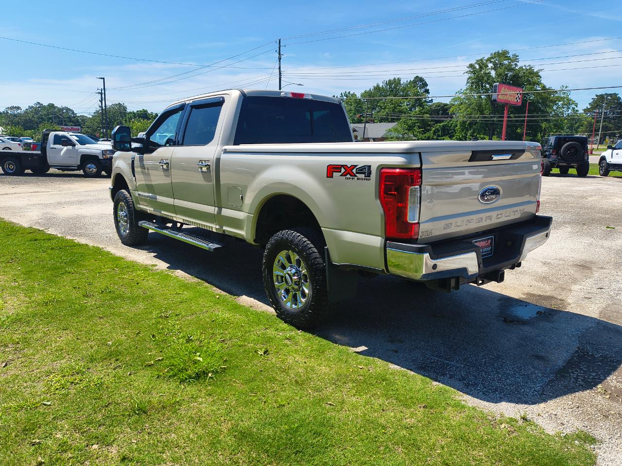 Ford Super Duty F-250 SRW Lariat 4WD Crew Cab 8' Box 2017