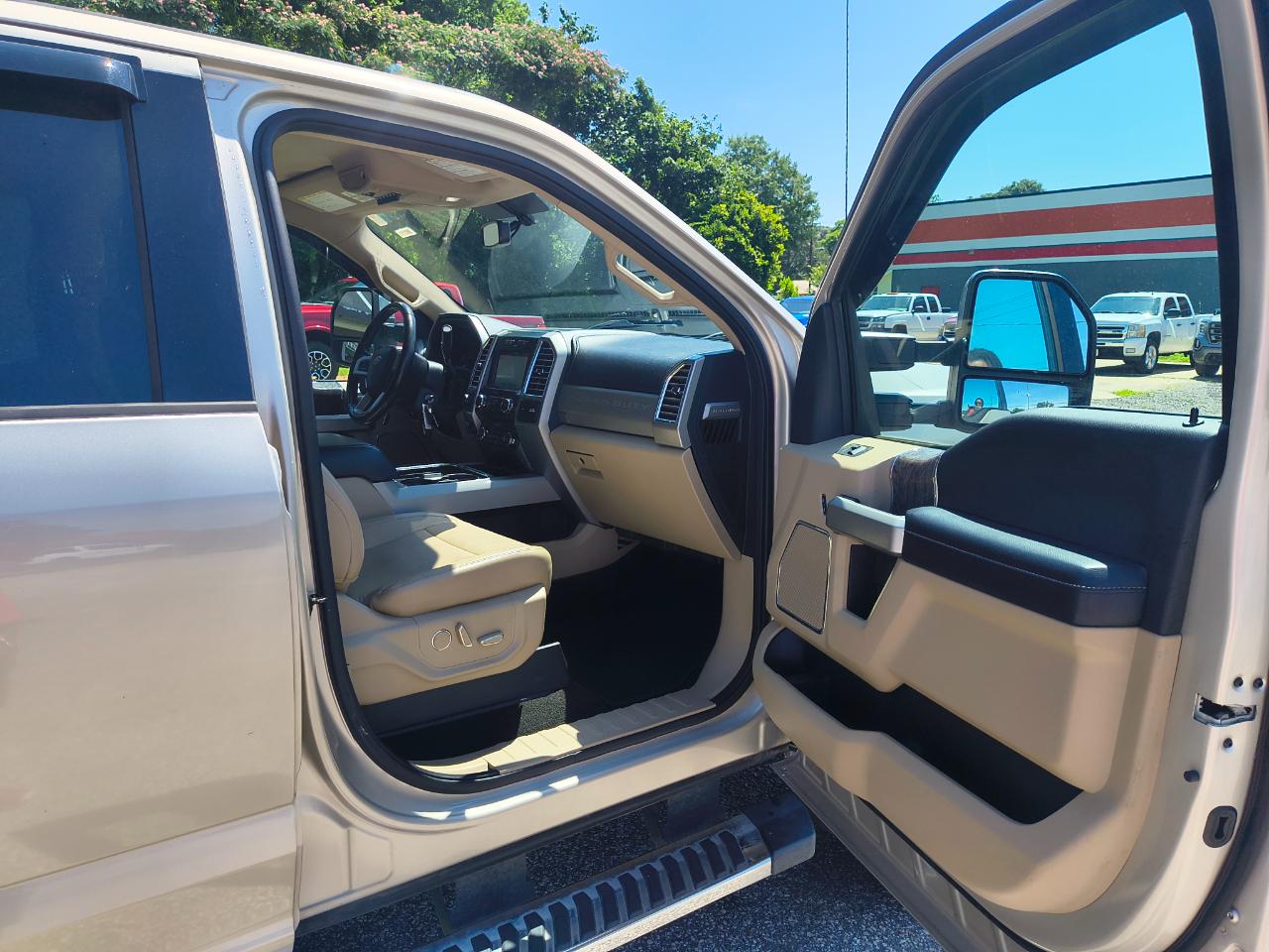 Ford Super Duty F-250 SRW Lariat 4WD Crew Cab 8' Box 2017