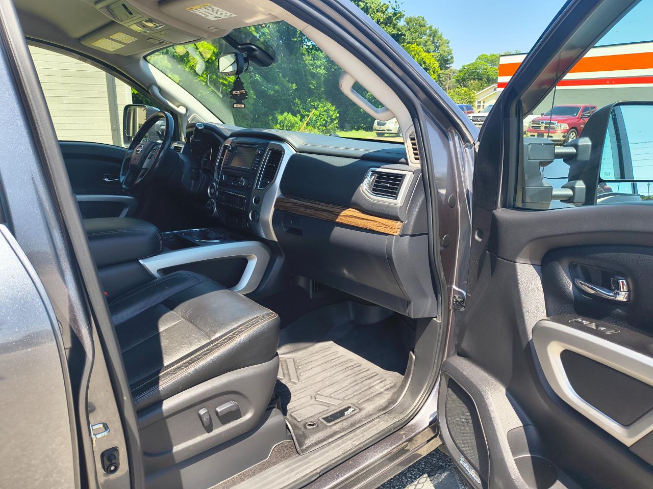 Nissan Titan 4x4 Crew Cab SL 2017