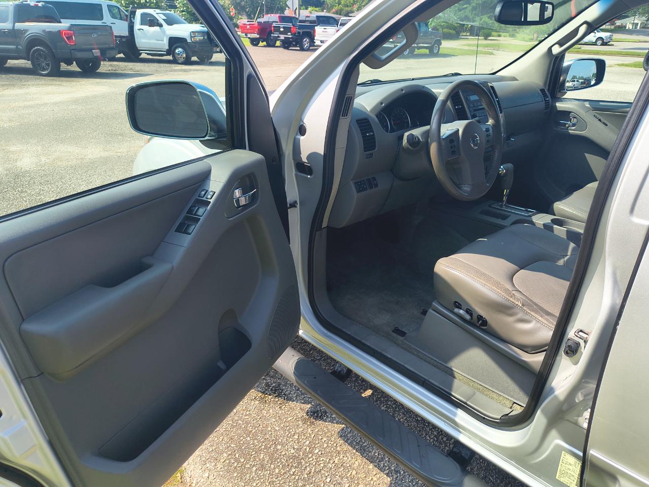 Nissan Frontier 4WD Crew Cab SWB Auto SL 2012