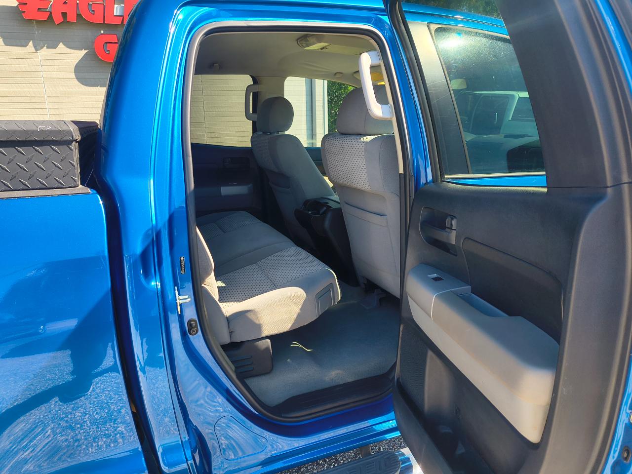 Toyota Tundra 4WD Double 145.7" 5.7L V8 SR5 (Natl 2007