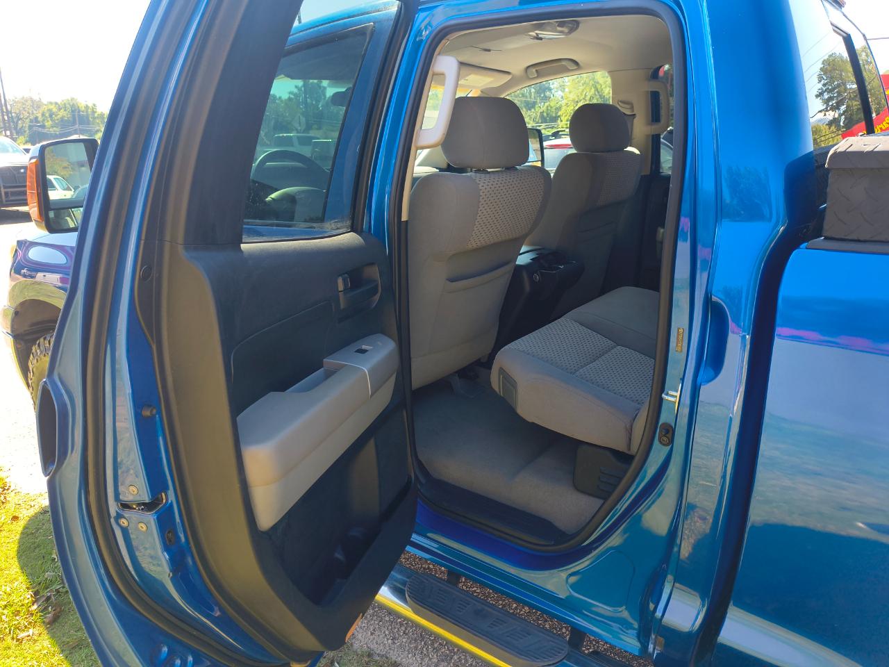 Toyota Tundra 4WD Double 145.7" 5.7L V8 SR5 (Natl 2007