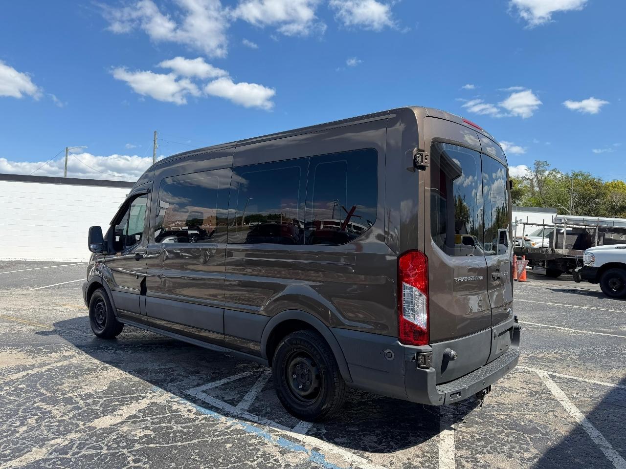 Ford Transit 350 Wagon Med. Roof XLT w/Sliding Pass. 148-in. WB 2016