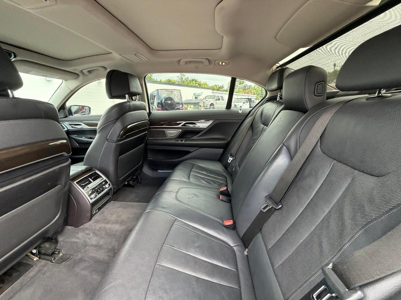 BMW 7-Series 740i 2021