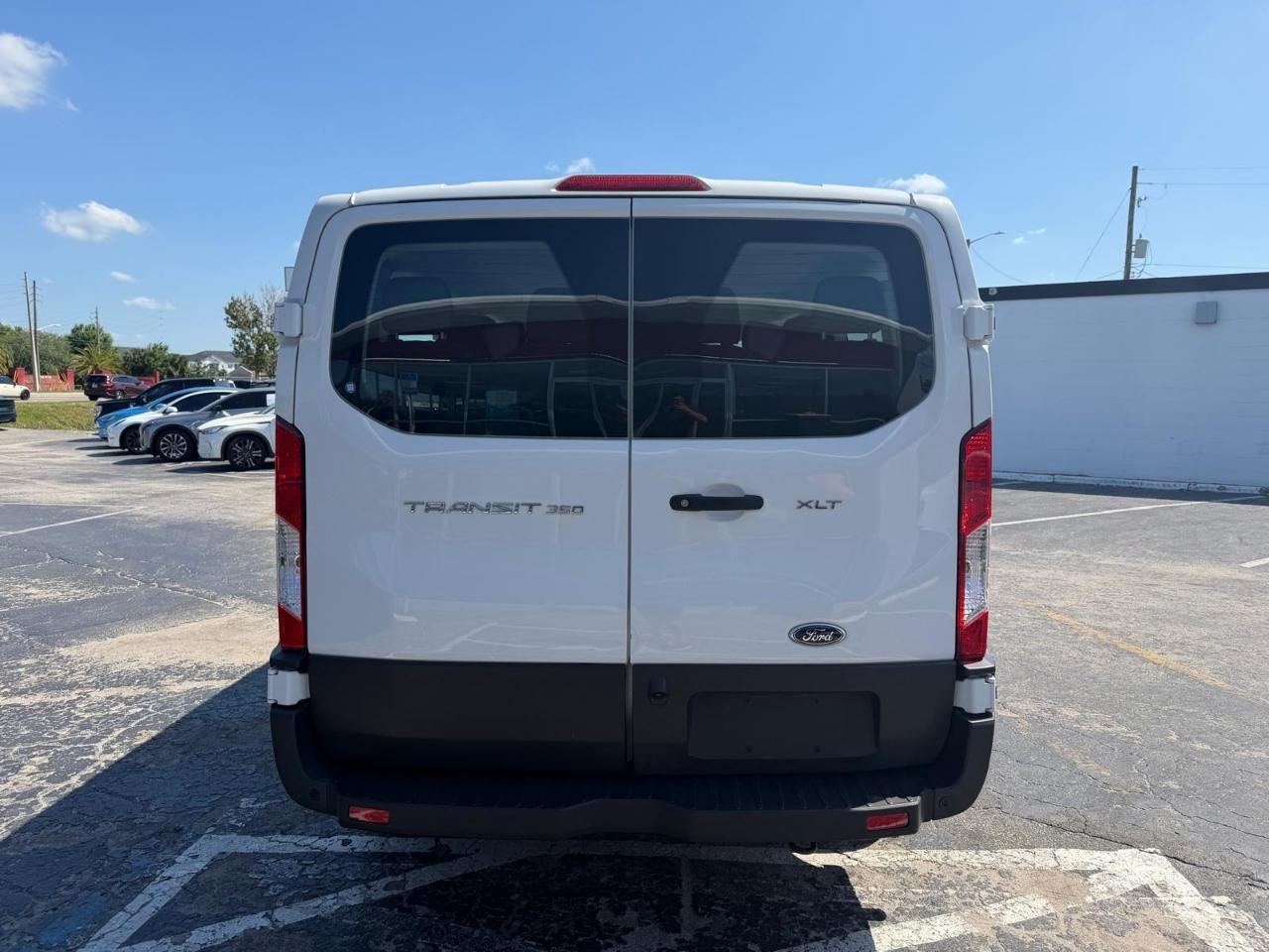 Ford Transit 350 Wagon Low Roof XLT w/Sliding Pass. 148-in. WB 2022