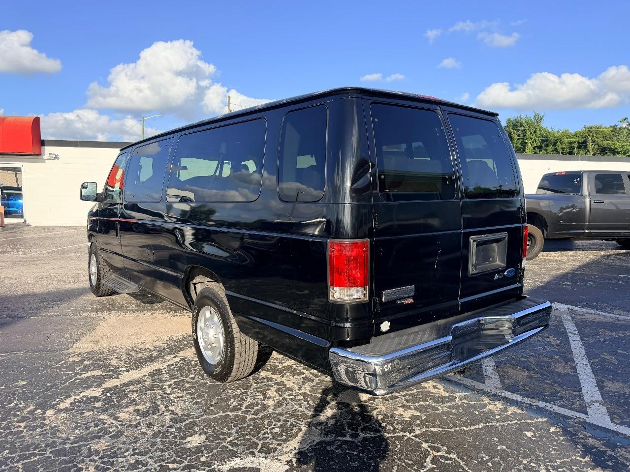 Ford Econoline E-350 XLT Super Duty Extended 2012