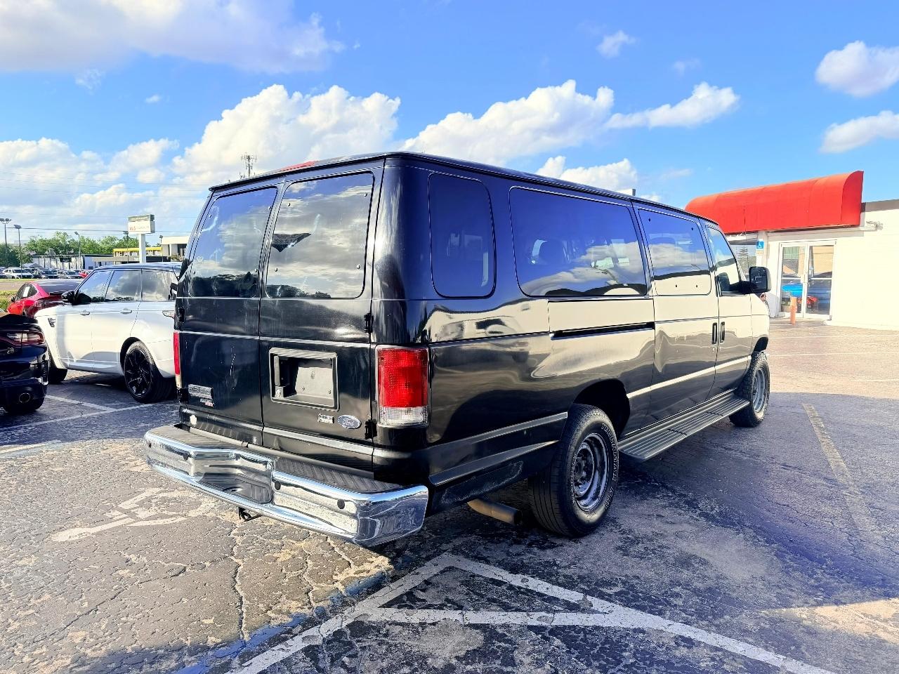 Ford Econoline E-350 XLT Super Duty Extended 2012