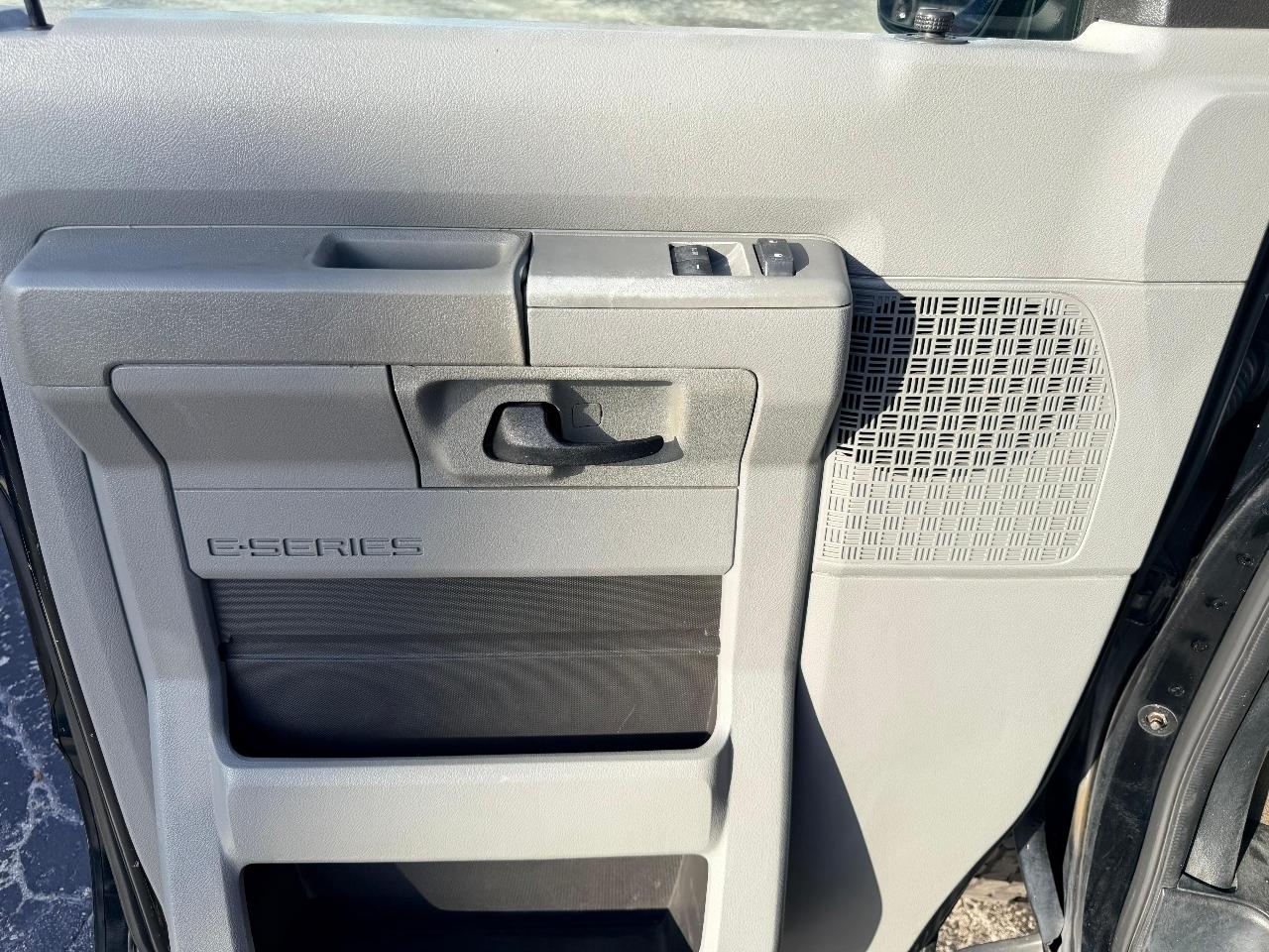 Ford Econoline E-350 XLT Super Duty Extended 2012