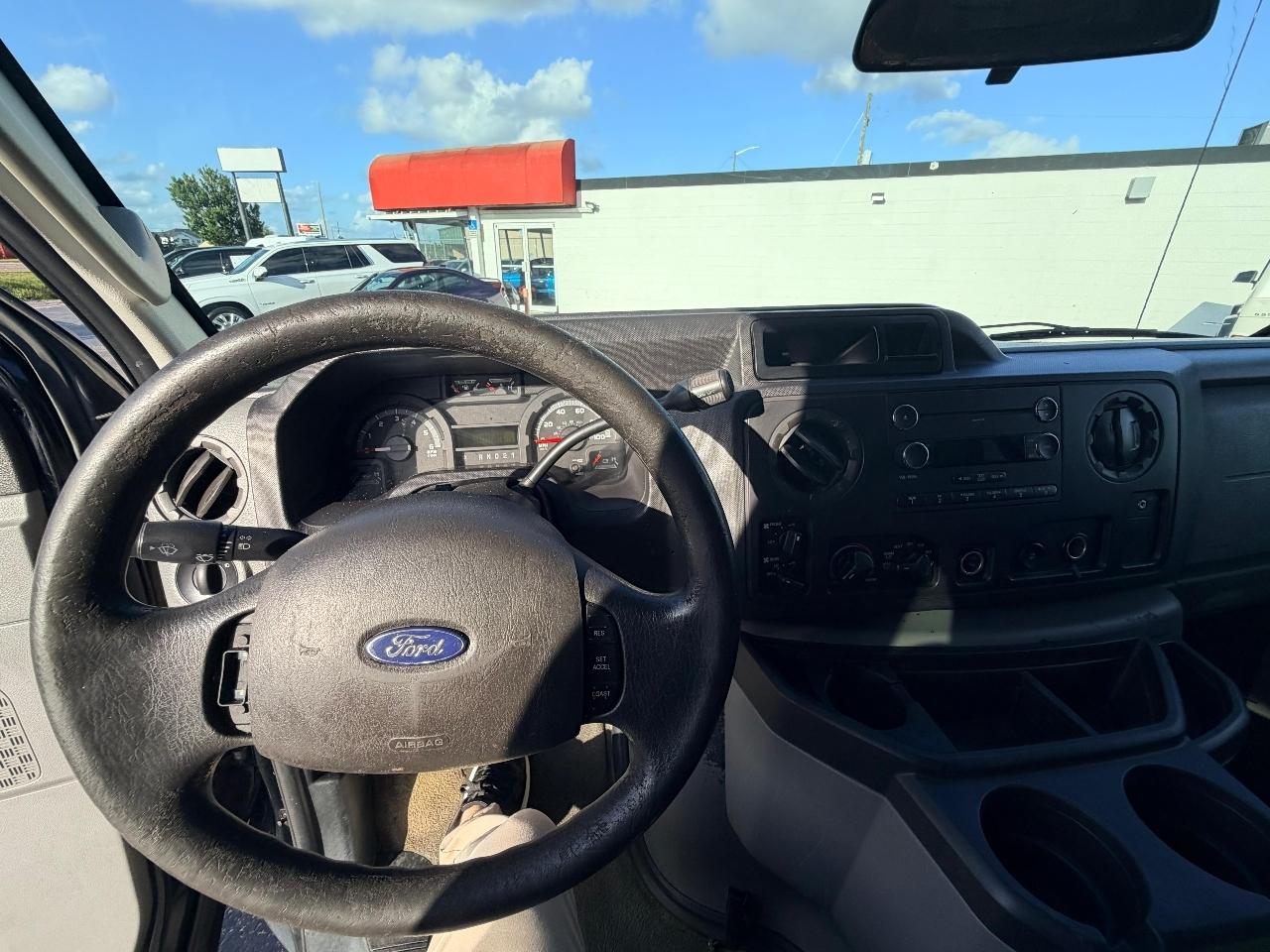 Ford Econoline E-350 XLT Super Duty Extended 2012