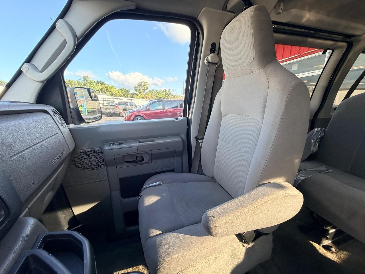 Ford Econoline E-350 XLT Super Duty Extended 2012