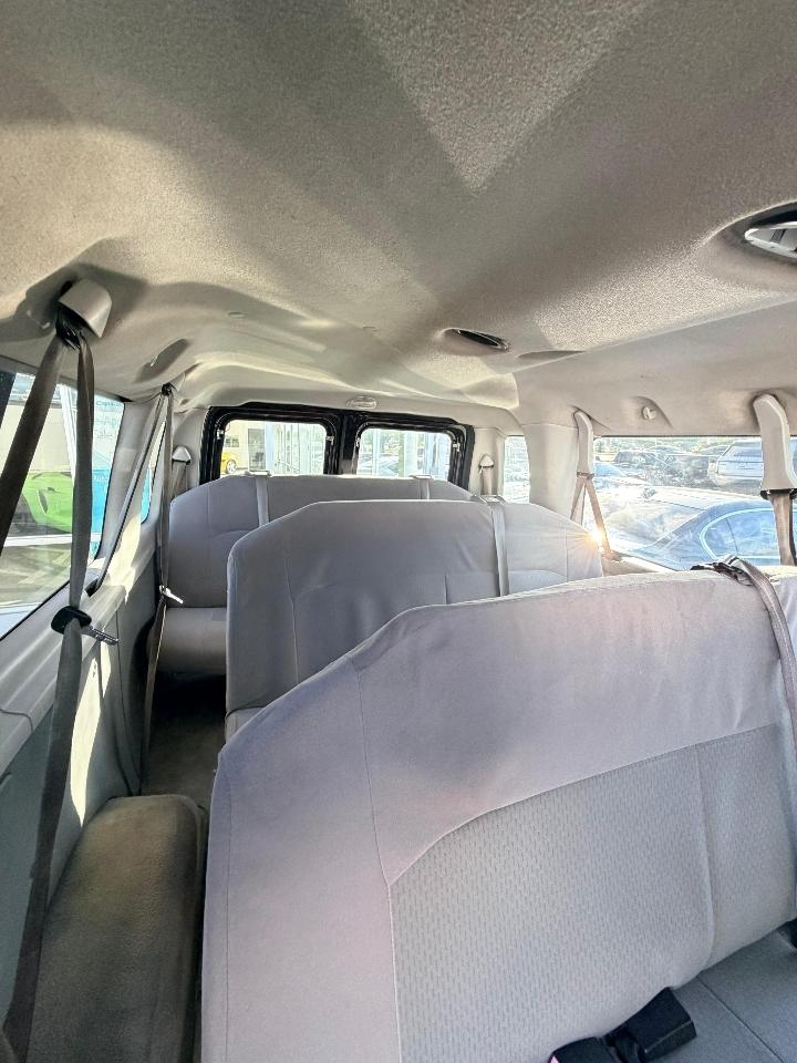 Ford Econoline E-350 XLT Super Duty Extended 2012