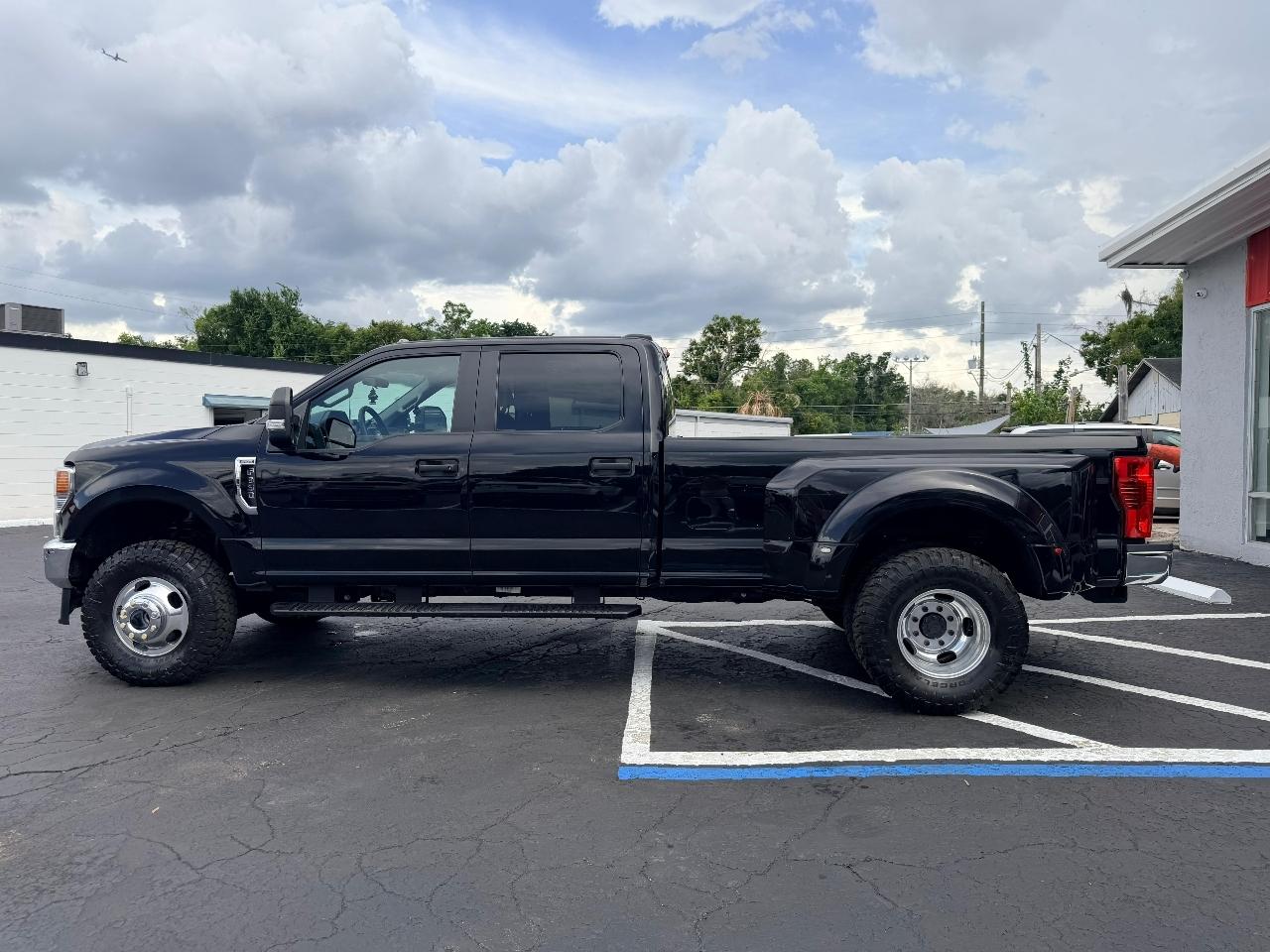 Ford F-350 SD XL Crew Cab Long Bed DRW 4WD 2022