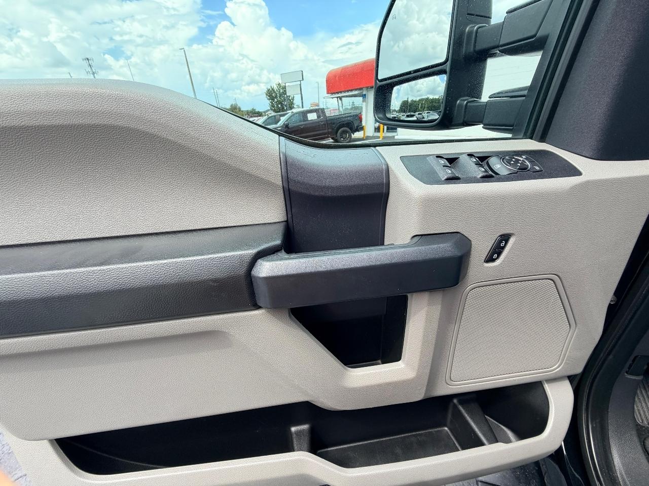 Ford F-350 SD XL Crew Cab Long Bed DRW 4WD 2022