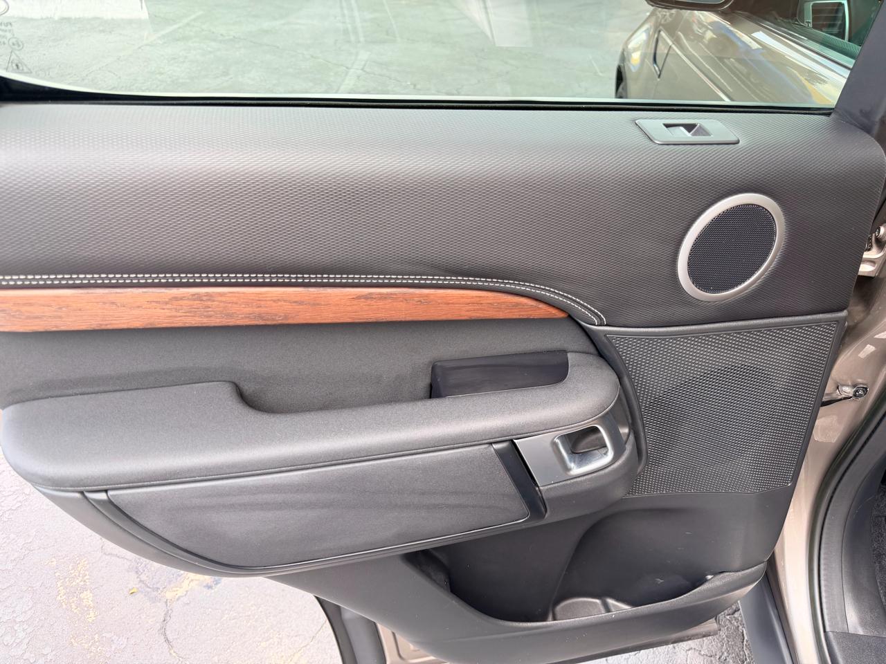 Land Rover Discovery R-Dynamic HSE 2023
