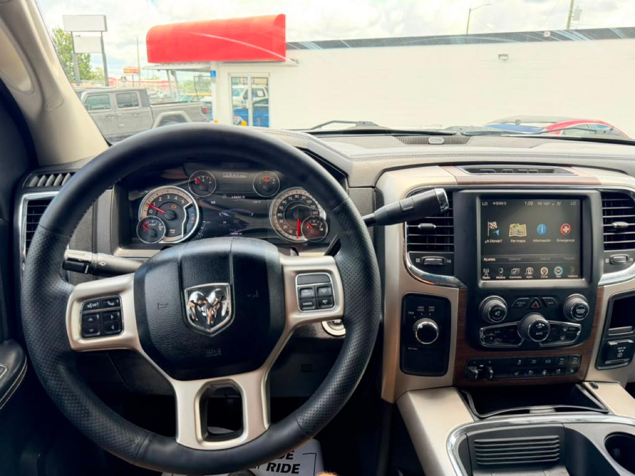 RAM 3500 Laramie Mega Cab 4WD DRW 2017