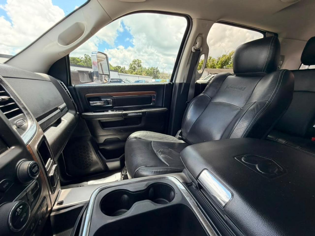 RAM 3500 Laramie Mega Cab 4WD DRW 2017