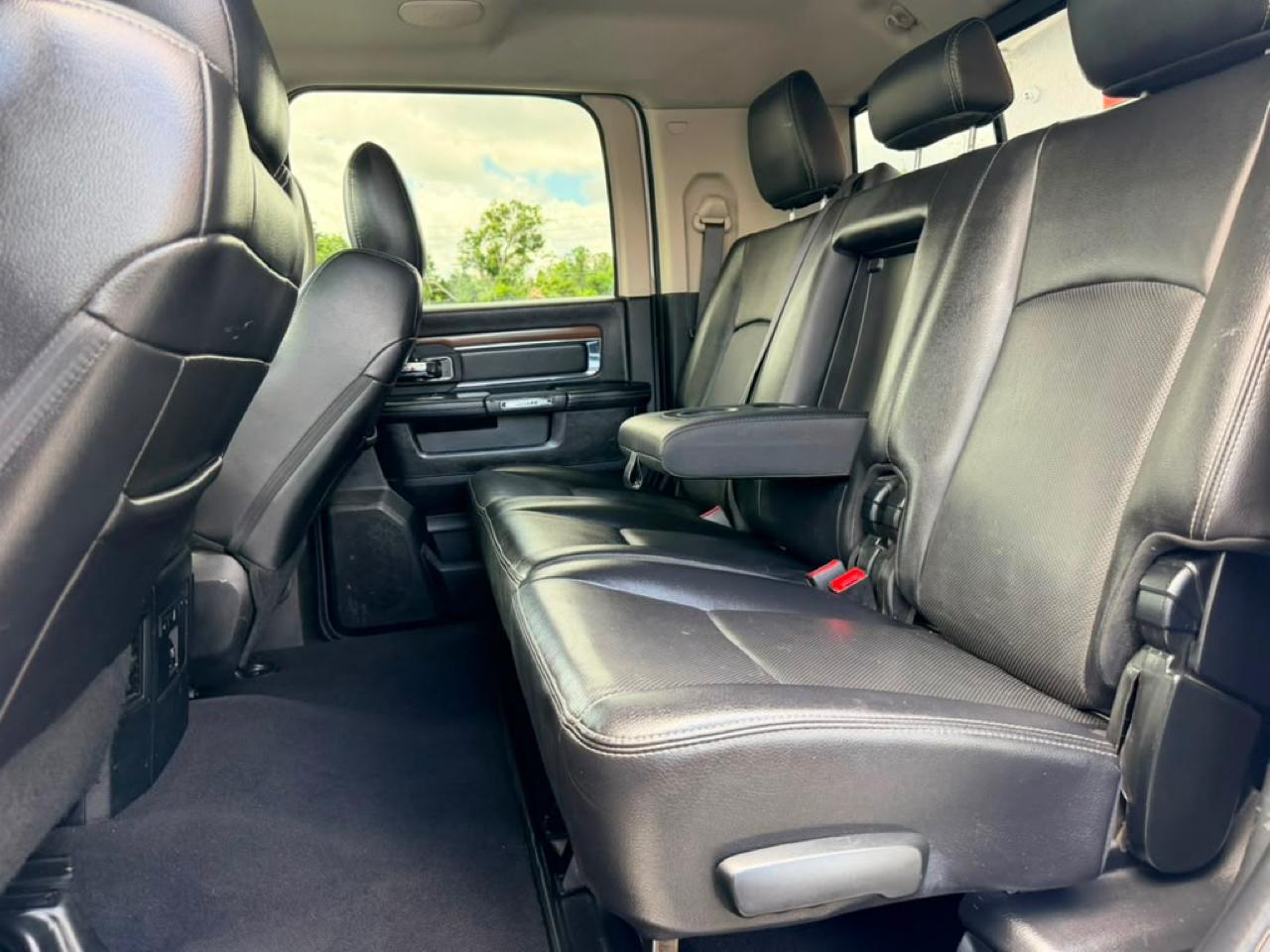 RAM 3500 Laramie Mega Cab 4WD DRW 2017