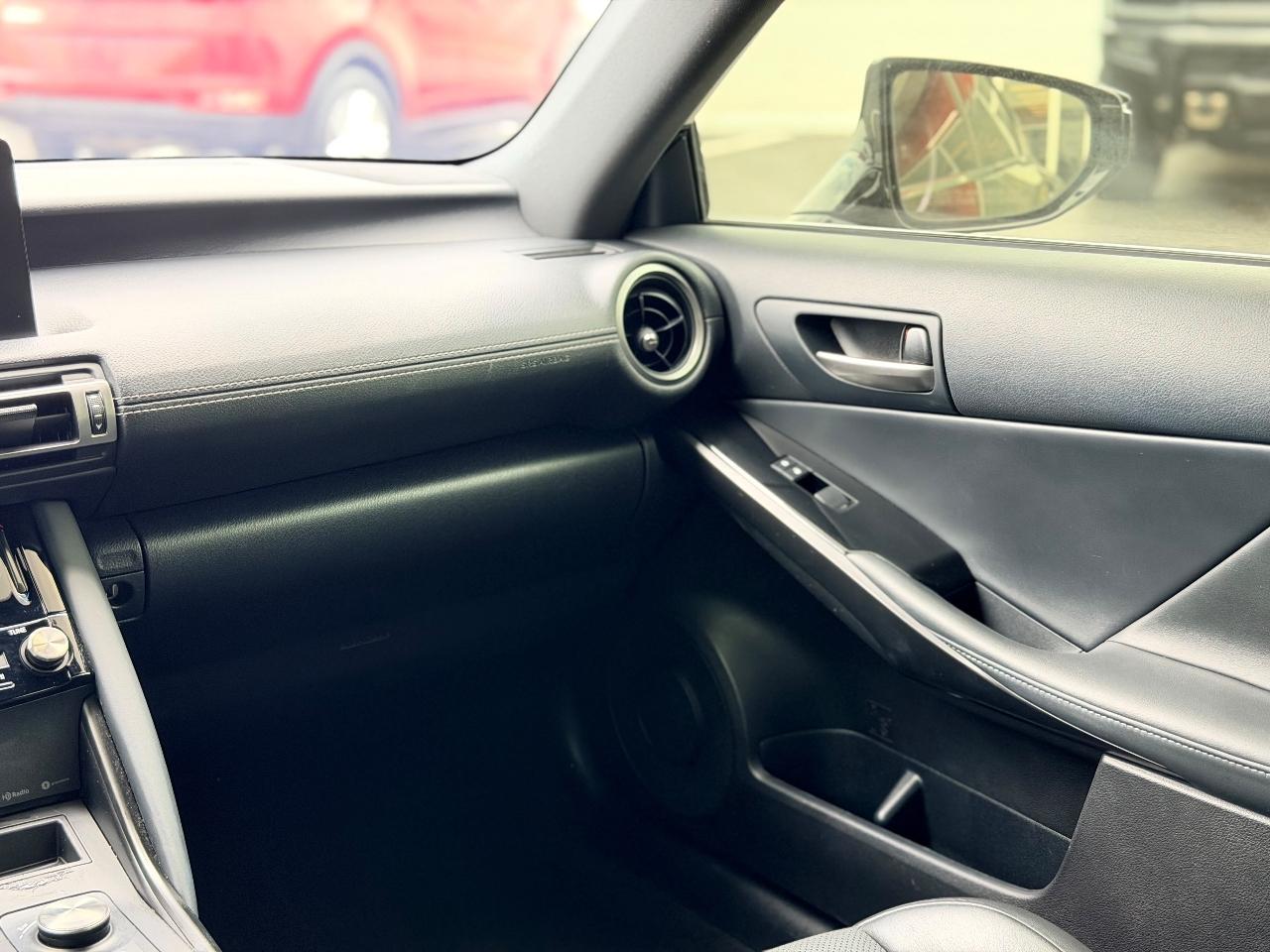 Lexus IS 300 RWD 2021